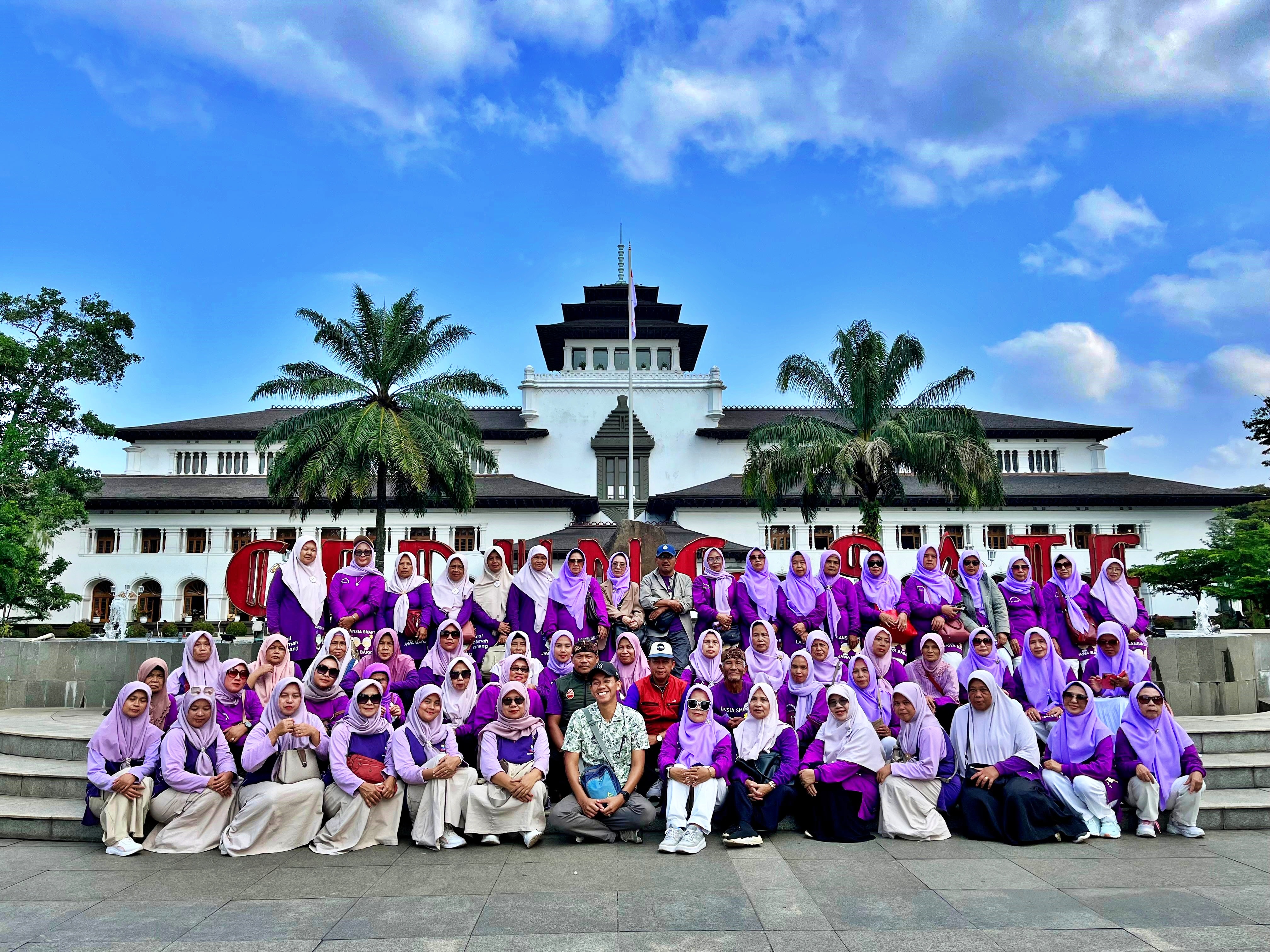 Sekolah Lansia Khusnul Hotimah Desa Tanjungmulya Hadiri HLUN ke-29 dan Wisuda Sekolah Lansia ke-7 di Bandung
